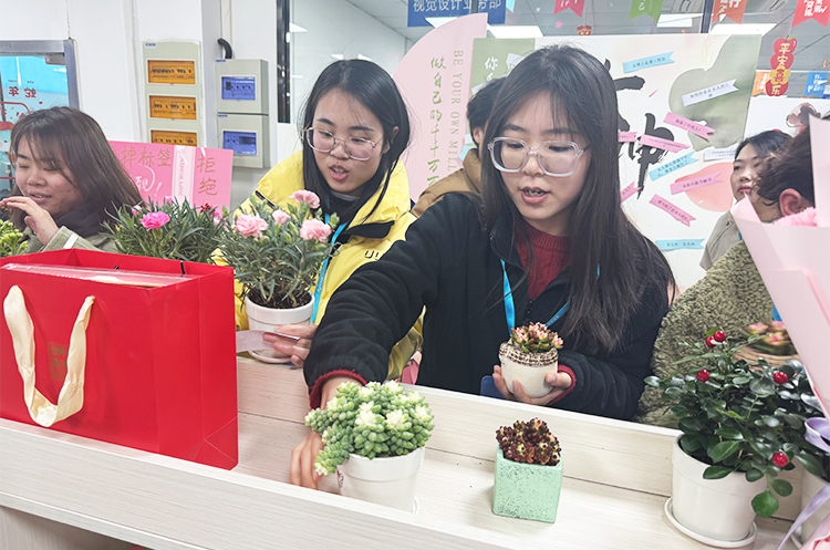 “三八”妇女节活动｜撕掉标签，做不被定义的“她”